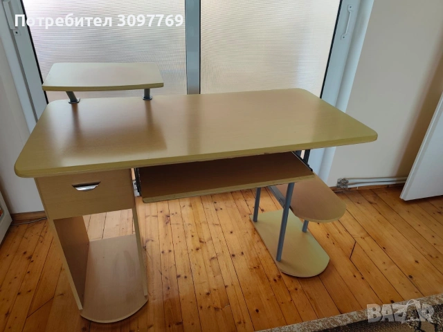 Продавам бюро.