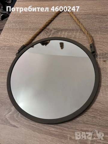 Малко стенено огледало