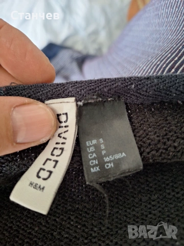 Тънък черен пуловер H&M Divided с асиметрична кройка и цепка, размер S, снимка 2 - Блузи с дълъг ръкав и пуловери - 54976439