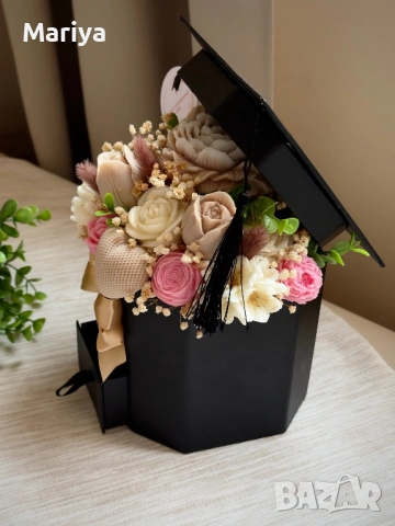 Букет с цветя от соев восък в кутия за абитуриент - черна шапка , снимка 5 - Изкуствени цветя - 53955325