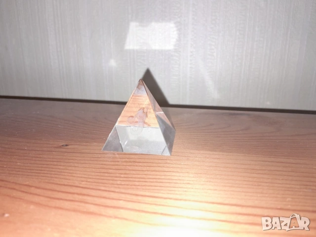 нова стъклена пирамида зодия Водолей 