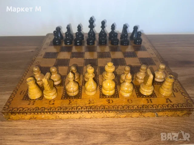 Шах с дървени фигури