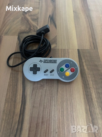 оригинален контролер за Super Nintendo (SNES).