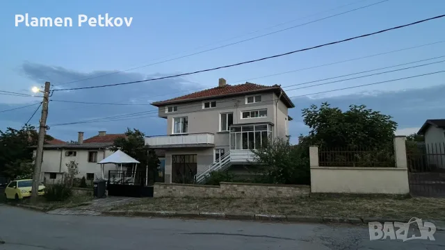 Продава се триетажна къща  с гараж 300 кв. м. в гр Бяла в съседство с гр. Обзор  
