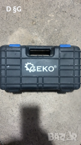 Акумулаторна вибрираща вендуза за плочки Geko G80672, 18V, 120 мм, 50 кг, с две батерии и зарядно
