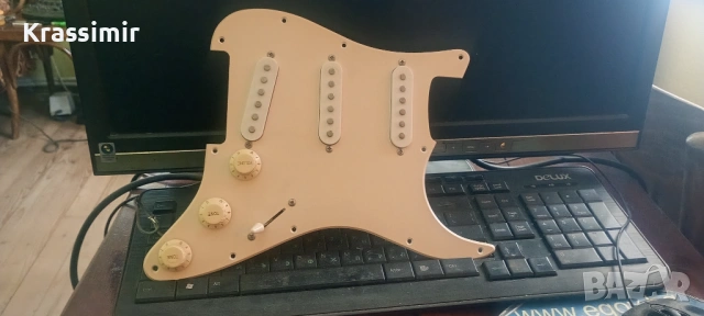 Pickguard Cream. Squier Stratocaster 