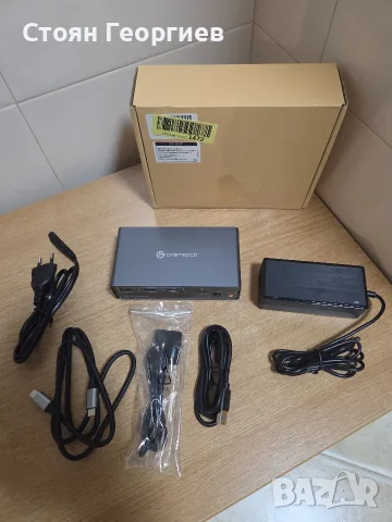 KVM докинг станция (модел CMSTEDCD SW523P), която позволява споделянето на монитори 