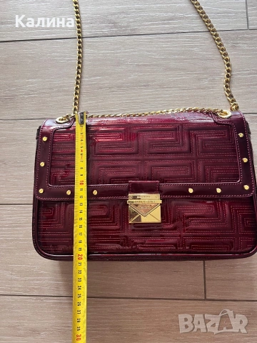 ЧИСТО НОВА Дамска лачена чанта VERSACE в цвят бордо, снимка 4 - Чанти - 55090034