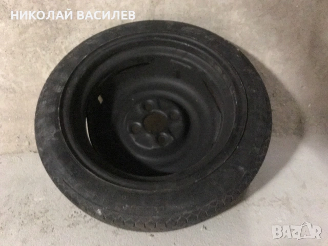 Гума с джанта  4 болта . Гумата е  за  ремонт / джантата може  да  се  ползва  .