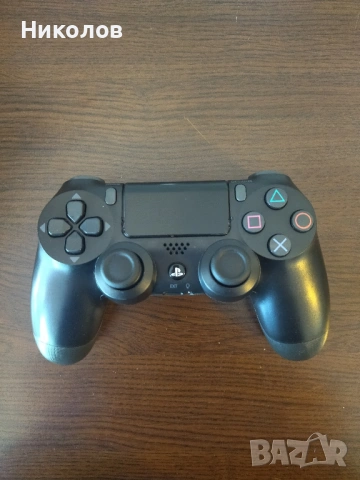 Продавам джойстик за Playstation 4 (PS4)