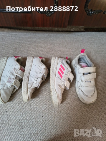 Продавам четири чифта детски маратонки .