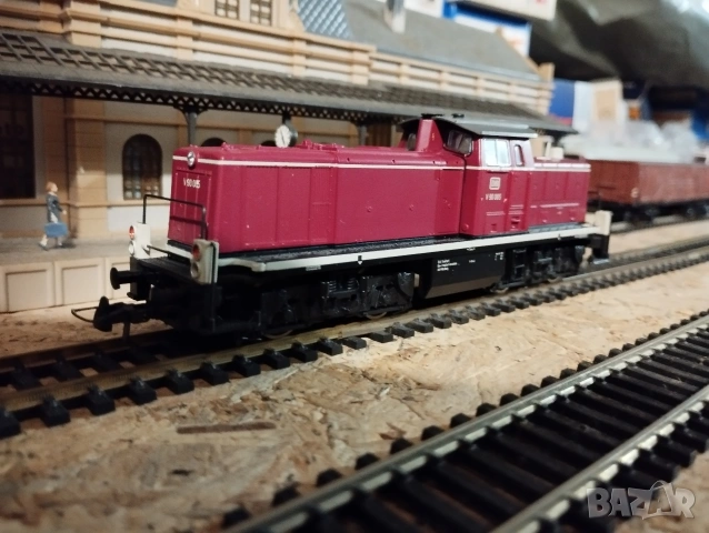 Дизелов локомотив Roco V90 HO 1/87, снимка 2 - Колекции - 54454800