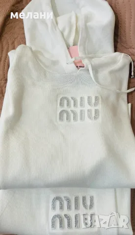 Продавам НОВ дамски спортен комплект Miu Miu, снимка 5 - Спортни екипи - 55310252