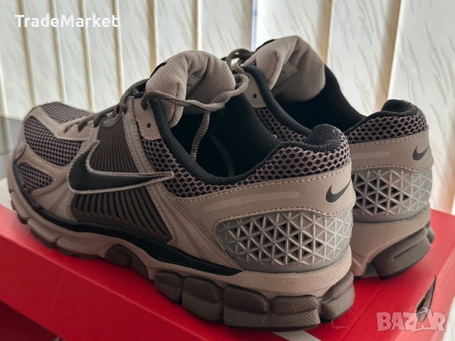 НОВИ Nike Zoom Vomero 5 College Grey/Black-Cave Stone 44.5, снимка 3 - Маратонки - 53975327
