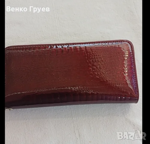 Ново дамско портмоне от естествена кожа лак червено с цип и много отделения