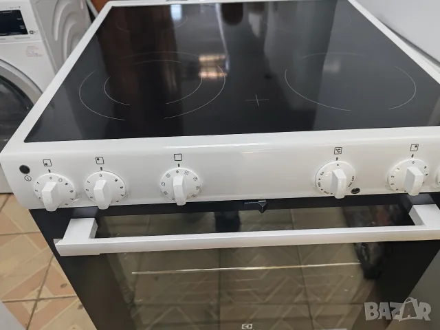 Свободно стояща печка с керамичен плот Electrolux с две години гаранция!, снимка 4 - Печки, фурни - 55685332