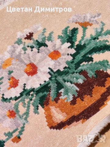 Винтидж гоблен (needlepoint) с бродиран букет от маргаритки във ваза, датиращ от 60-те или 70-те год, снимка 6 - Гоблени - 54440245