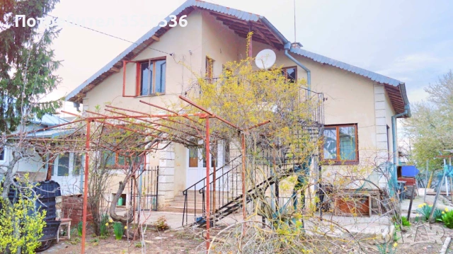 Продавам две къщи в един двор - частично обзаведени и топлоизолирани в с.Могилище, общ. Каварна