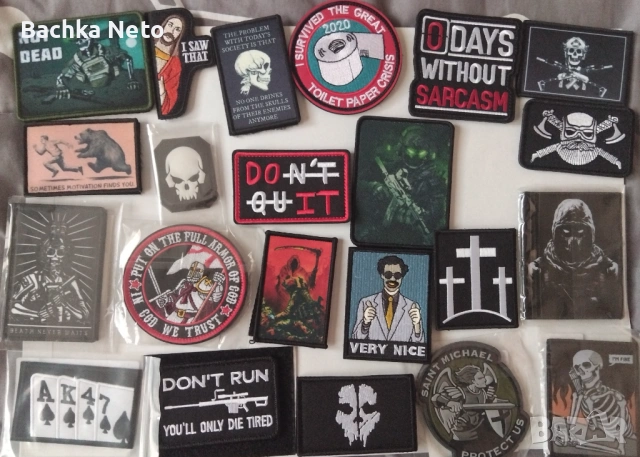 Разнообразие от множество велкро патчове/емблеми 