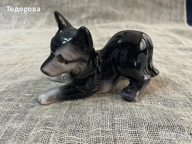 Малка порцеланова фигурка на куче