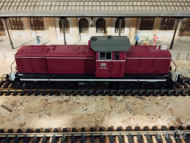 Дизелов локомотив Roco V90 HO 1/87, снимка 3 - Колекции - 54454800