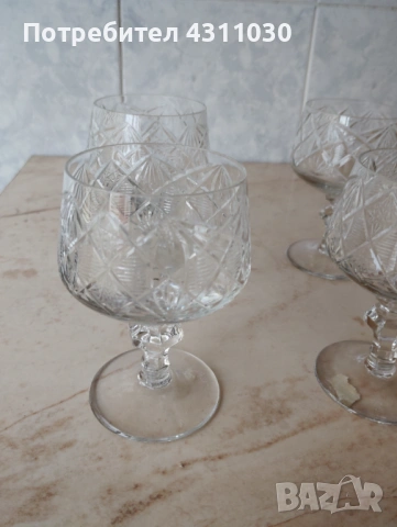 Нови кристални чаши в червена кадифена кутия от 80-те години, снимка 6 - Сервизи - 54203941