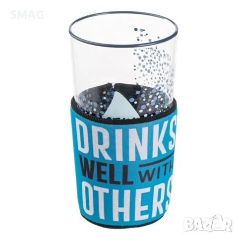 Изотермичен калъф за чаша или бутилка, син, с надпис "Drinks well with others"_1236959, снимка 2 - Хладилни чанти - 54583538