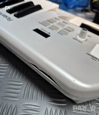 Roland Lucina AX-09 Synth Keytar (синтезатор-китара), снимка 5 - Синтезатори - 54273827
