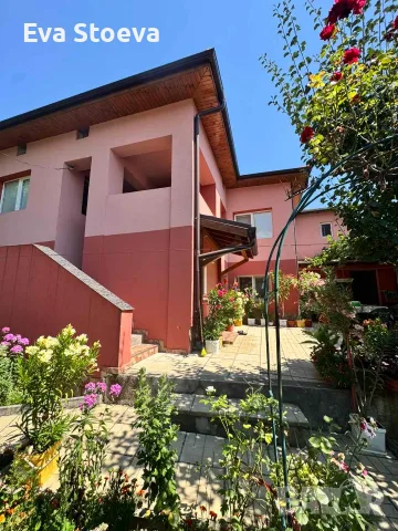 Продава се просторна къща с 2 сгради, гараж и двор, снимка 3 - Къщи - 55692684