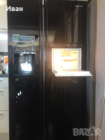 Хладилникът Samsung RSH1KLBG