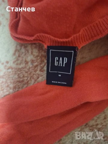 Дамски тънък пуловер GAP с V-образно деколте, размер M, снимка 2 - Други - 54980530