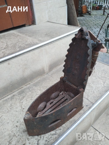 Стара чугунена ютия на жар или въглища, снимка 3 - Антикварни и старинни предмети - 54052027