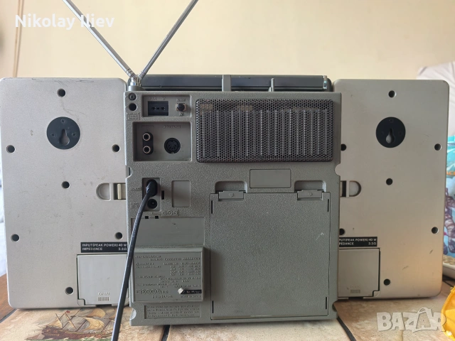Уникален Hitachi TRK-9900E – Колекционерски 3-компонентен касетофон Boombox (1981, Япония, снимка 6 - Радиокасетофони, транзистори - 55103419