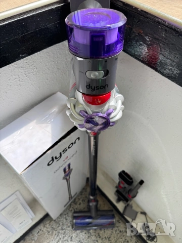 Вертикална Безжична Прахосмукачка Dyson V8 Advanced – 425W Мощност и до 40 мин. Работа!, снимка 4 - Прахосмукачки - 54486067