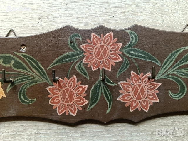 Стара дървена закачалка с рисунък