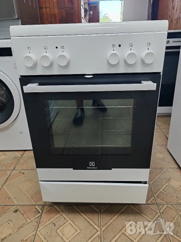 Тясна 50 см свободно стояща печка с керамичен плот Electrolux с 2 години гаранция! , снимка 3 - Печки, фурни - 55182146