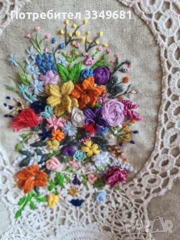 Ленена чанта с ръчна бродерия и дантела.