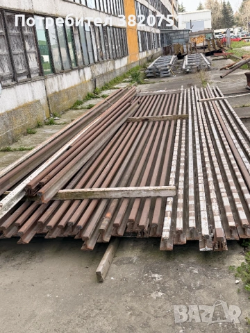 Влакови релси и индустриални метални стълби