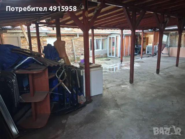 Продава се къща с помещение за бизнез на снимките се вижада само предния двор с голяма веранда , снимка 5 - Къщи - 55627554