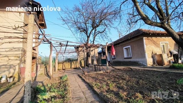 Две къщи с голям двор 1.5 дка – село Горан, само 6 км от Ловеч, снимка 10 - Къщи - 54396103