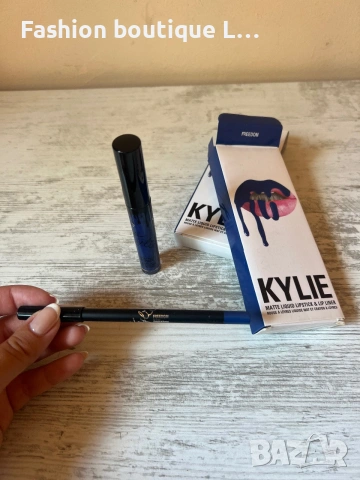 Комплект синьо червило и молив на KYLIE Cosmetics цвят Fredom с аромат на шоколад в кутия на марката, снимка 2 - Декоративна козметика - 55286518