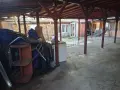 Продава се къща с помещение за бизнез на снимките се вижада само предния двор с голяма веранда , снимка 5