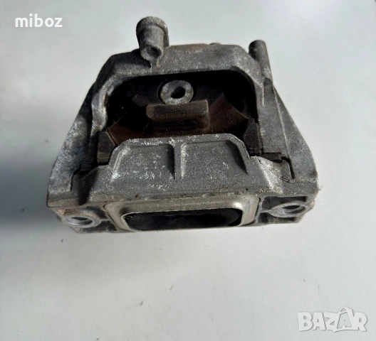 Тампон двигател VW Passat B6, снимка 2 - Части - 54389869