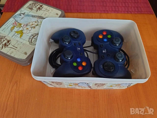 2 gamepads Logitech F310 + кутия за пренасяне