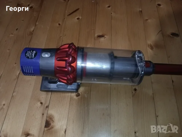Отлична прахосмукачка Dyson V10 с добра оригинална батерия и аксесоари, снимка 2 - Прахосмукачки - 55414243