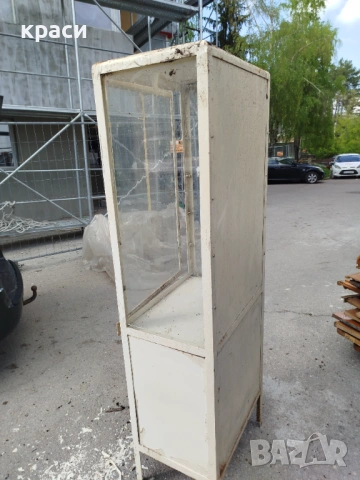 Стар метален медицински шкаф