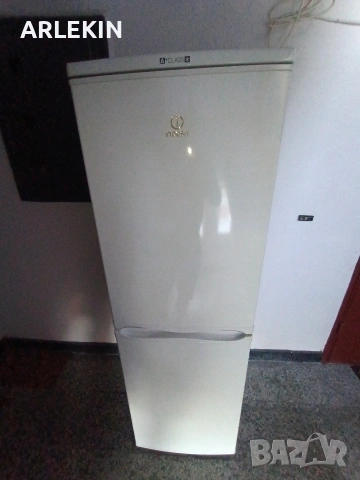 Хладилник с фризер Indesit, снимка 4 - Хладилници - 55063863