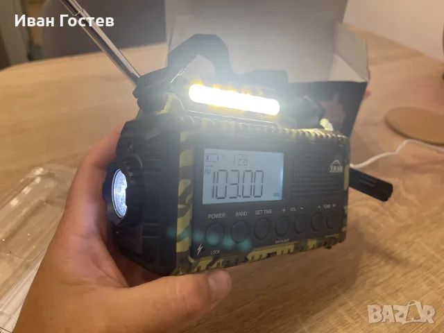 ЧИСТО НОВО Соларно Аварийно Радио ROXICOSLY 12000mAh – Динамо / Фенер / Power Bank, снимка 2 - Радиокасетофони, транзистори - 55120728