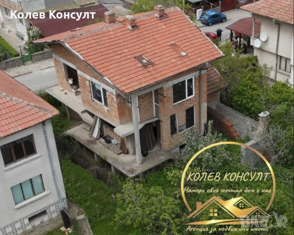 Продавам триетажна къща в гр. Черноморец 