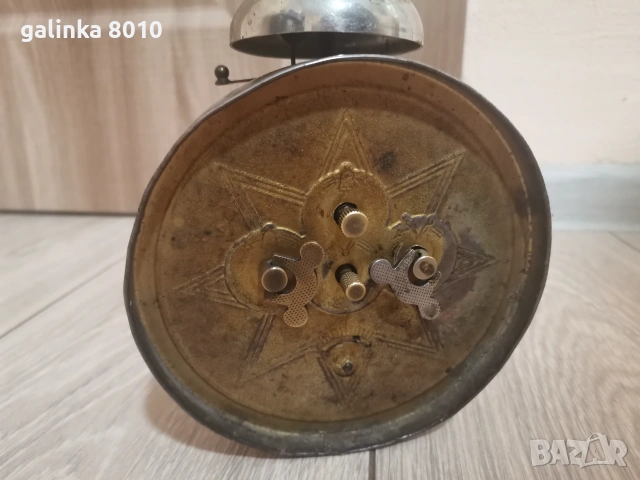 Стар работещ будилник, снимка 4 - Антикварни и старинни предмети - 54976694